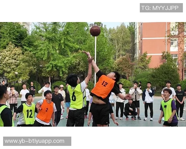 中学生篮球班赛惊现绝杀三分球精彩瞬间引发热议 中学生篮球班赛惊现绝杀三分球精彩瞬间引发热议